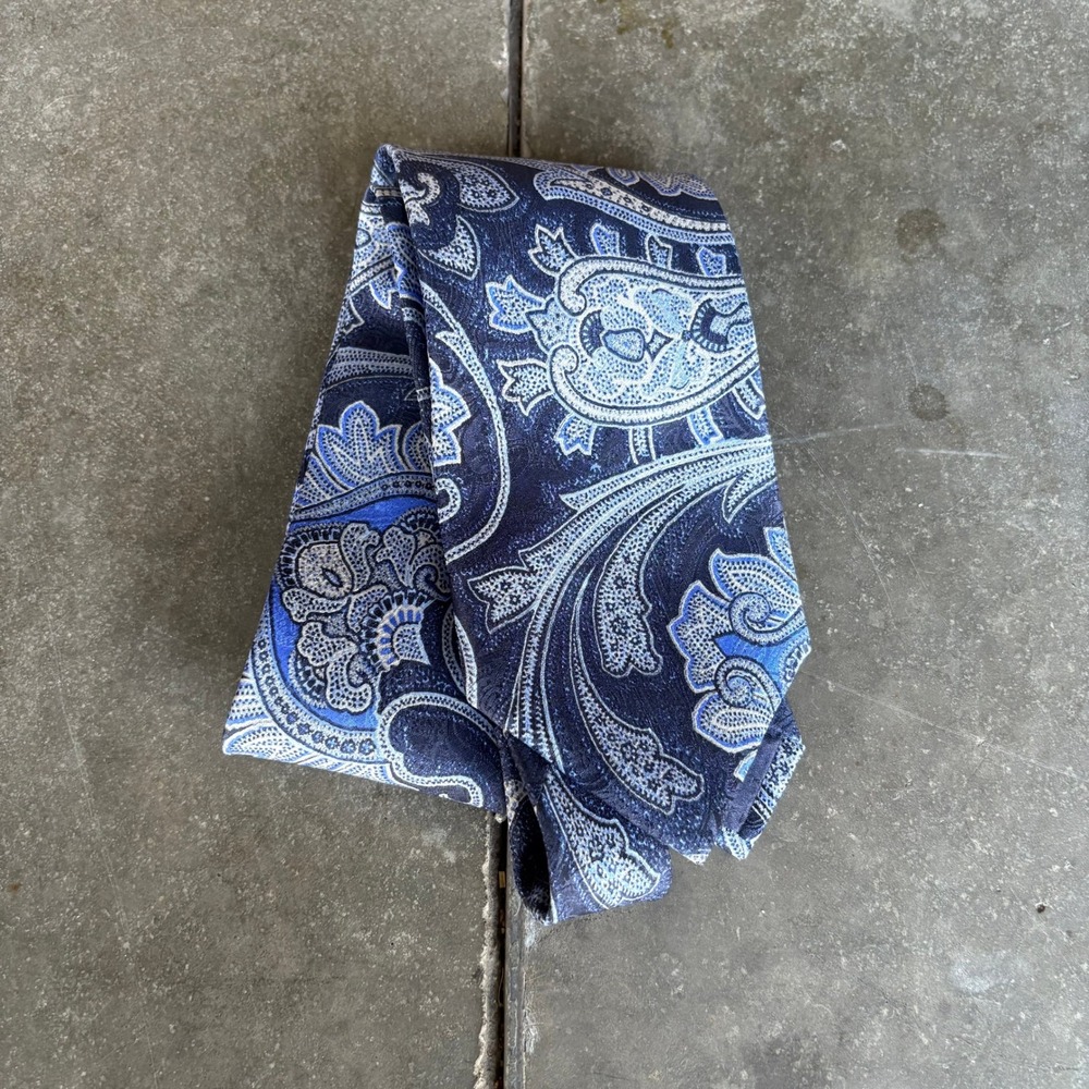 Brioni 100% Silk Necktie Mens Blue Paisley Italy Formal Office Designer Business